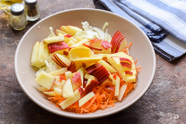 салат из капусты с морковью и яблоком рецепт фото 5